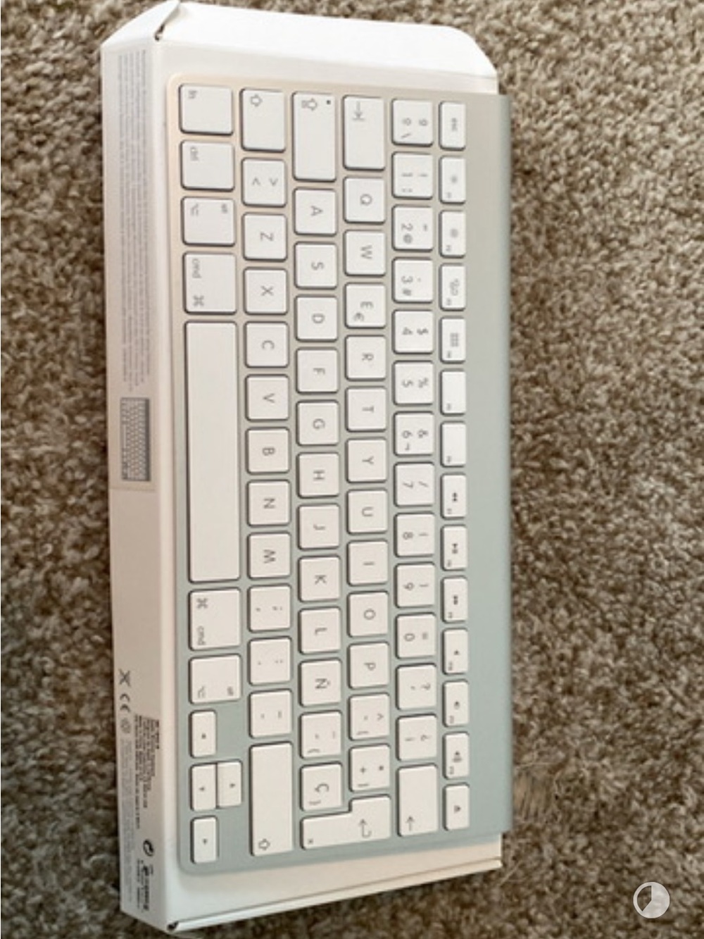 Apple White and Silver Wireless Keyboard (Apple Wireless Keyboard)